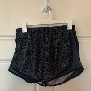 Barely worn Nike dri-fit running shorts🖤🤍